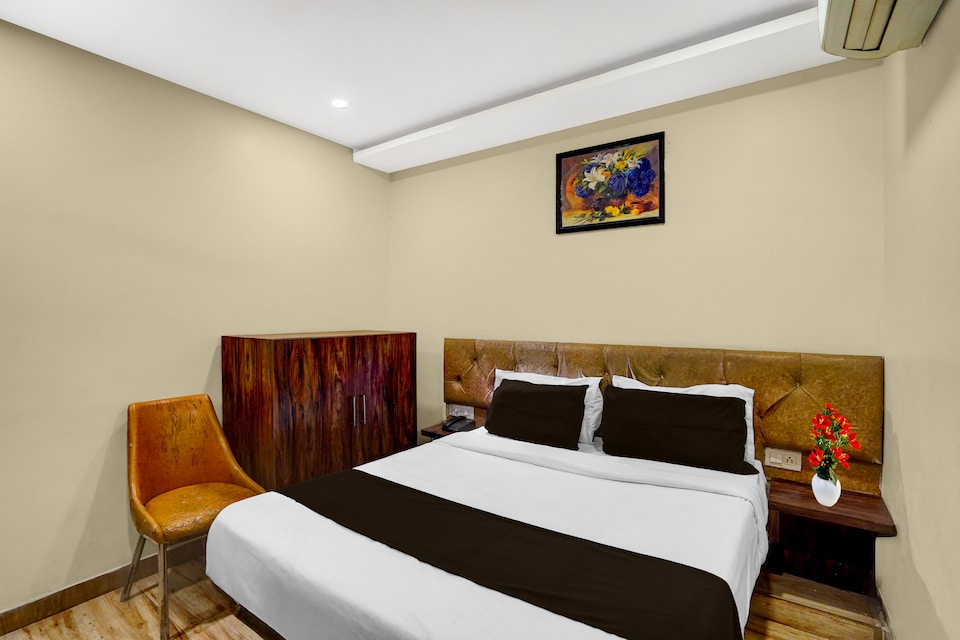 Super Townhouse Z Square Mall Formerly The Mall Road Inn, Mall Road Kanpur, Kanpur