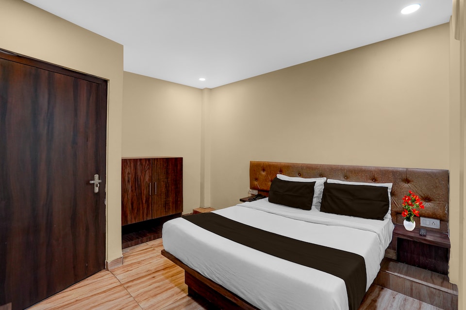 Townhouse Z Square Mall Formerly The Mall Road Inn, Mall Road Kanpur, Kanpur