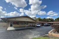 Budget Host Inn Ocala near I-75  by Hotel O