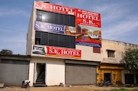 OYO 843856 SK Hotel Raisingh Nager