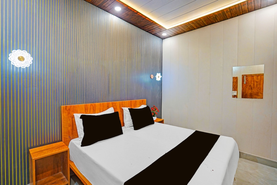 SPOT ON Hotel Crystal Haven , Rajouri Garden Delhi, Delhi