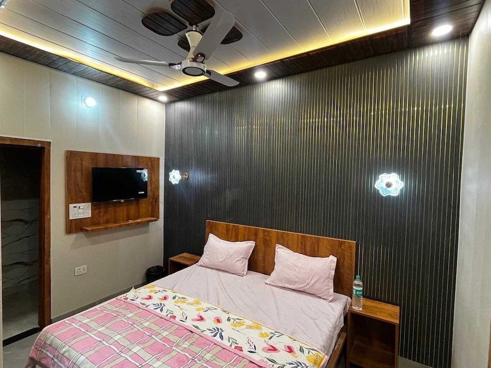 SPOT ON Hotel Crystal Haven , Rajouri Garden Delhi, Delhi