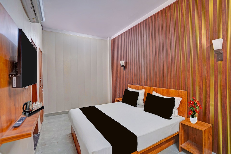 SPOT ON Hotel Crystal Haven , Rajouri Garden Delhi, Delhi