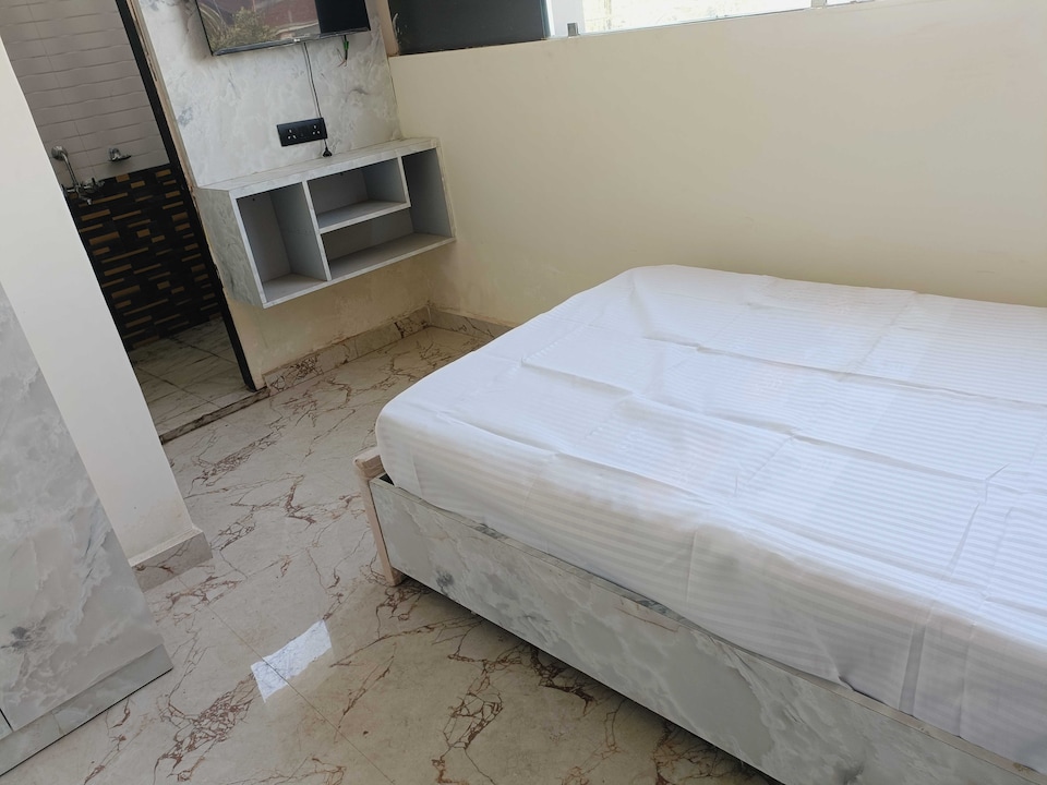 Hotel O J K Galaxy Hotel, Barra Kanpur, Kanpur