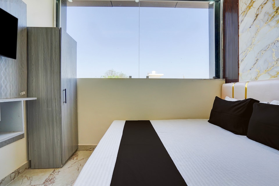 Hotel O J K Galaxy Hotel, Barra Kanpur, कानपुर