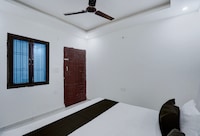 OYO 843911 S S Hotel