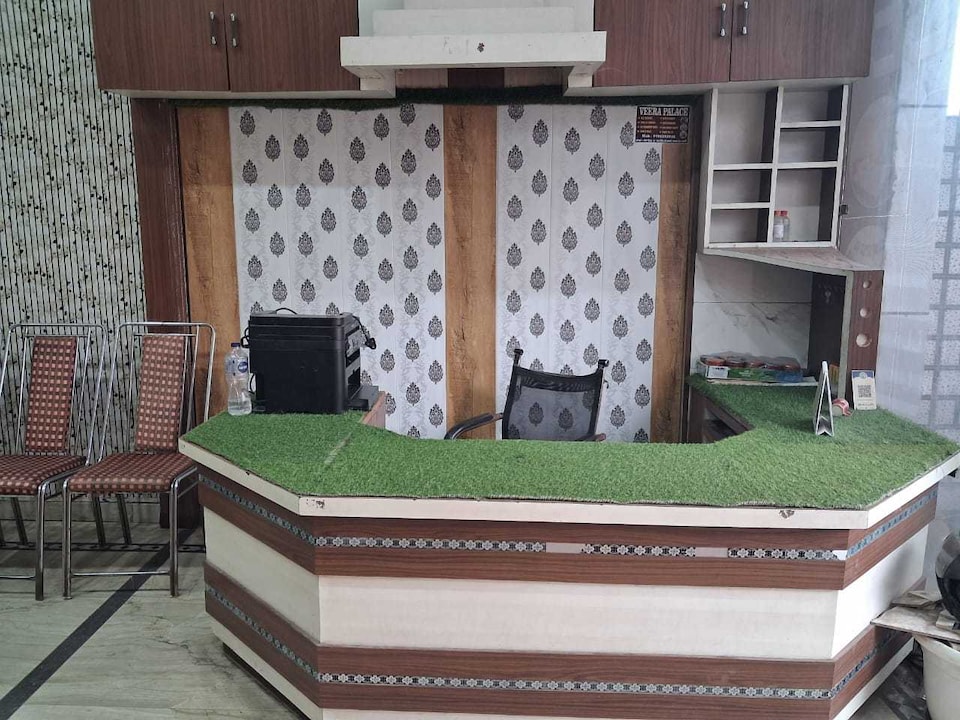 OYO 843933 VEERA PALACE, Basti, Basti