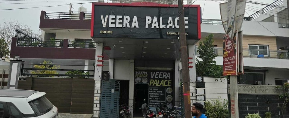 OYO 843933 VEERA PALACE, Basti, Basti