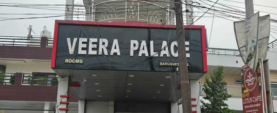 OYO 843933 VEERA PALACE, Basti, Basti