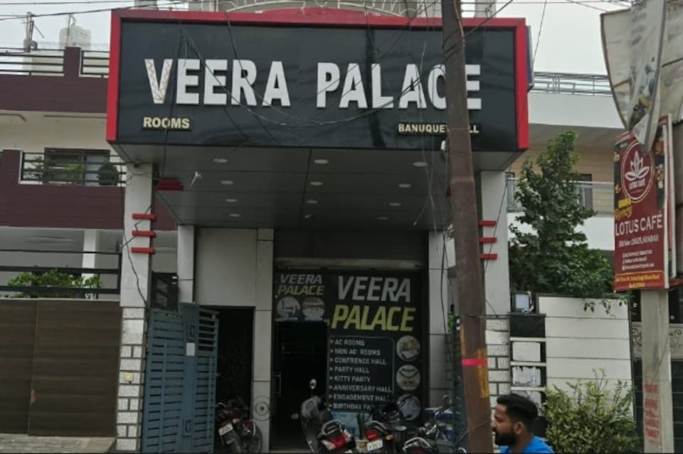 OYO 843933 VEERA PALACE, Basti, Basti