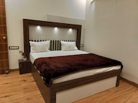 OYO 843940 MANGALAM PALACE