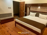 OYO 843940 MANGALAM PALACE