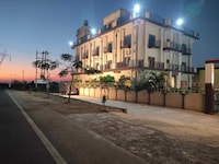 OYO 843940 MANGALAM PALACE