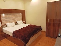 OYO 843940 MANGALAM PALACE