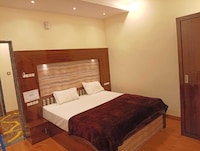 OYO 843940 MANGALAM PALACE