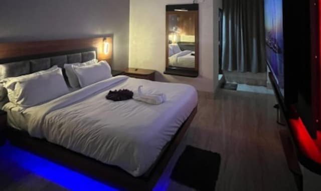 OYO 843970 Hotel Park & Eat