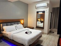 OYO 843970 Hotel Park & Eat