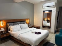 OYO 843970 Hotel Park & Eat