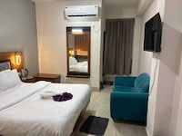 OYO 843970 Hotel Park & Eat