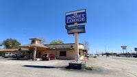 Sunset Lodge Elgin near US 290 by Hotel O