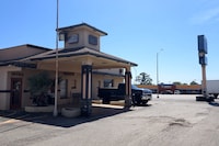 Sunset Lodge Elgin near US 290 by Hotel O