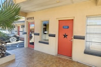 Sunset Lodge Elgin near US 290 by Hotel O