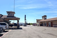 Sunset Lodge Elgin near US 290 by Hotel O