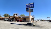 Sunset Lodge Elgin near US 290 by Hotel O