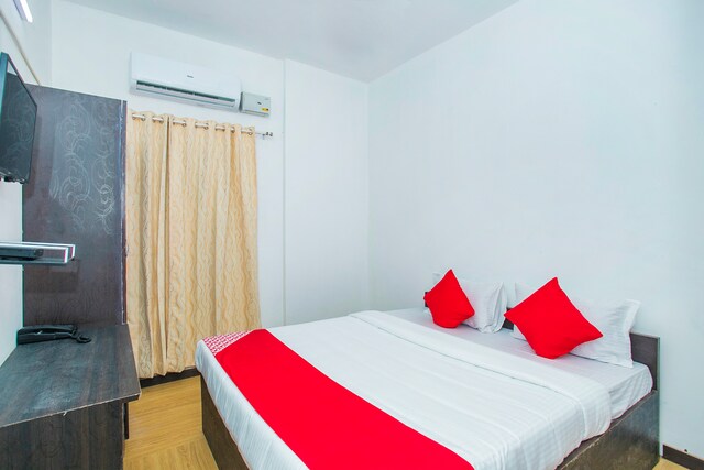 OYO Shri Krishna Hometel Near Ascendas Park Square Mall