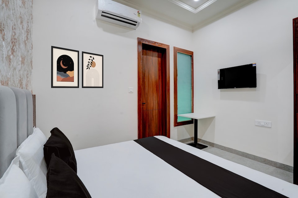 Hotel O Shri Jee Kripa Villas, Mathura Station, Mathura