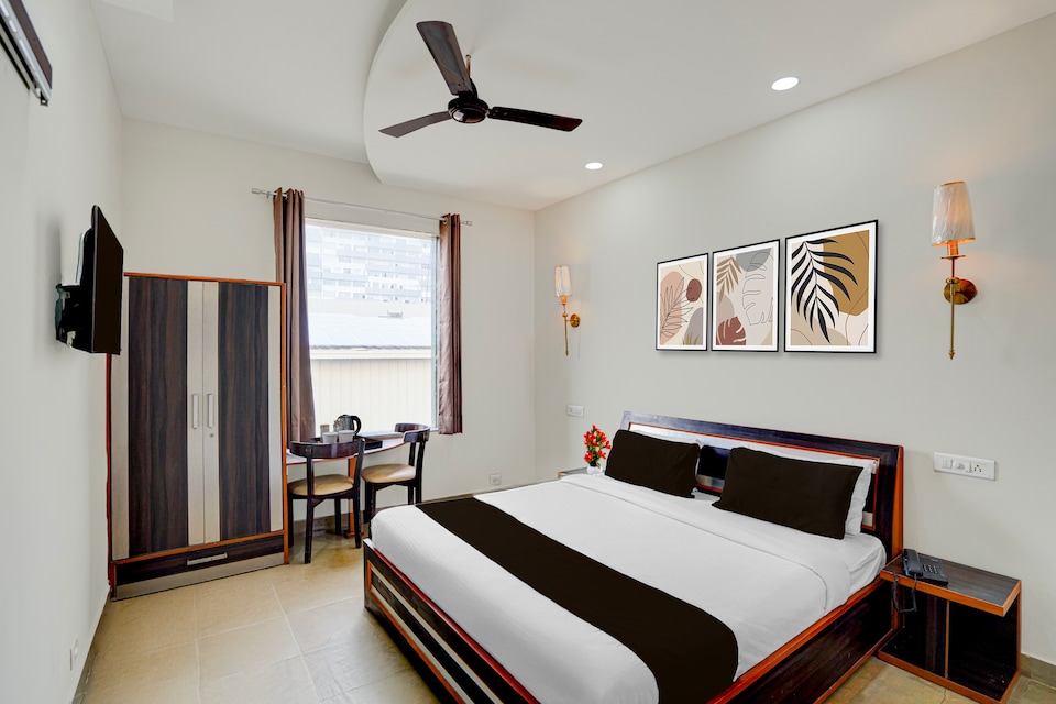 Super Townhouse by OYO Cosmo Mall Zirakpur Formerly R K Residency, Zirakpur, Zirakpur
