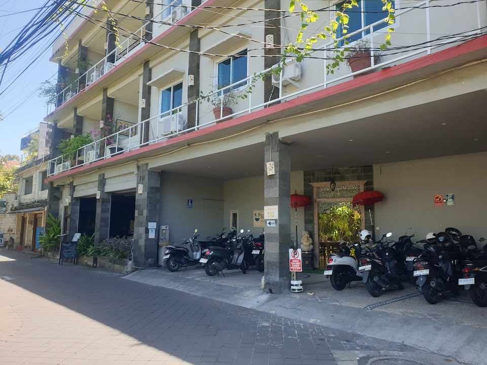 Townhouse Oak near Beach Walk Shopping Mall formerly Su's Cottages Legian , Legian, Bali