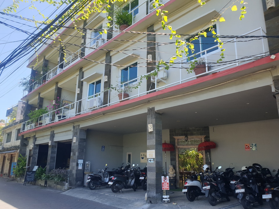 Townhouse Oak near Beach Walk Shopping Mall formerly Su's Cottages Legian , Legian, Bali