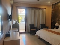 Townhouse Oak near Beach Walk Shopping Mall formerly Su's Cottages Legian 