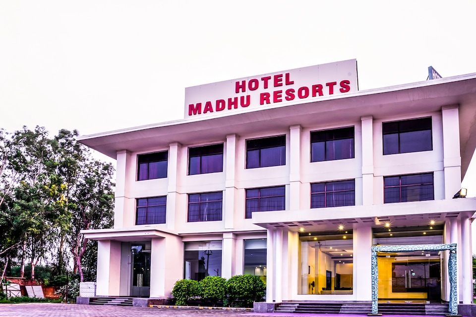 OYO 2611 Madhu Resorts, Corporate Complex, Agra