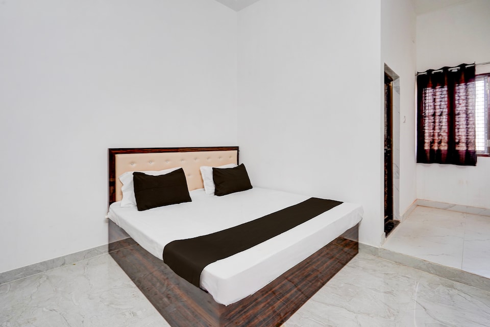 POP 84419H Santosh Guest House & Hotel, Civil Lines - High Court, Prayagraj