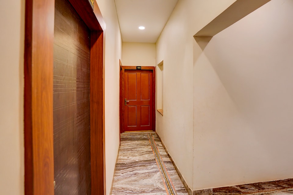 Hotel Stay Here, Airport Road - Raipur, Raipur