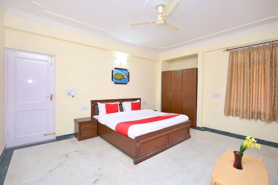 OYO Home 14077 Serene Hill View 2bhk, Kasauli, Kasauli