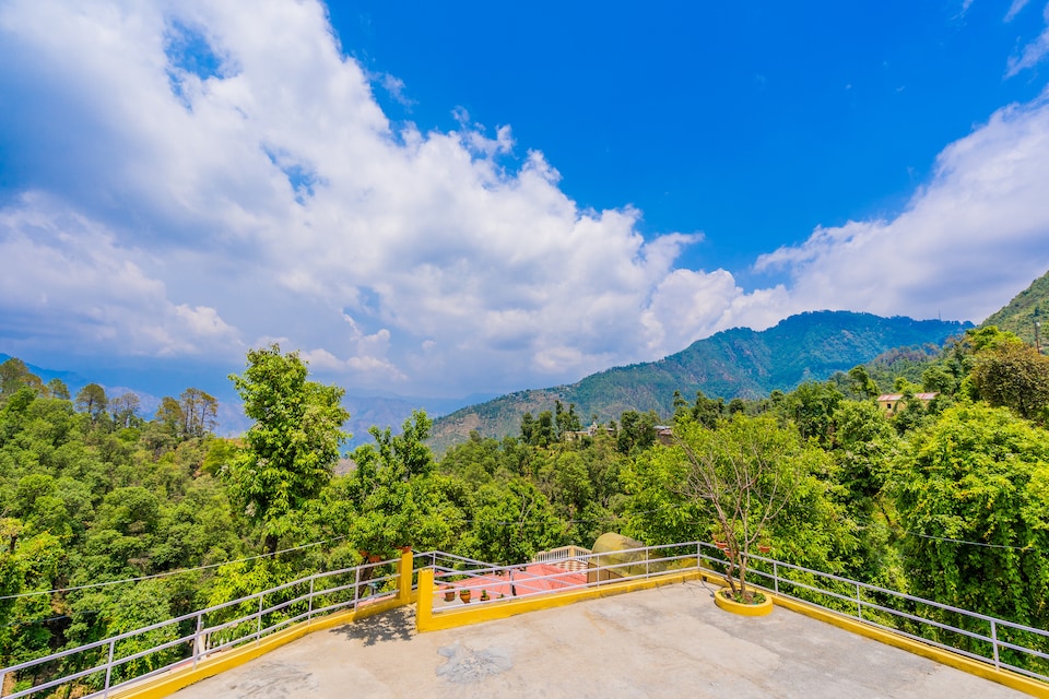 OYO Home 14137 Luxurious Valley View 3BHK, Company Garden Mussoorie, Mussoorie