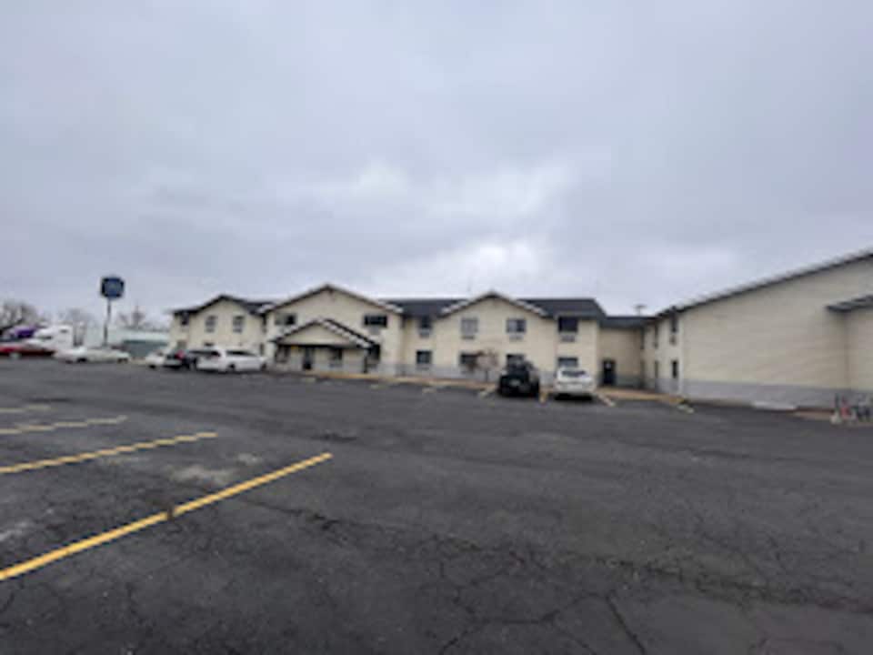 Coldwater Inn & Suites near I 69, Coldwater, MI, Coldwater, MI