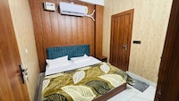 OYO 844501 Royal Hotel