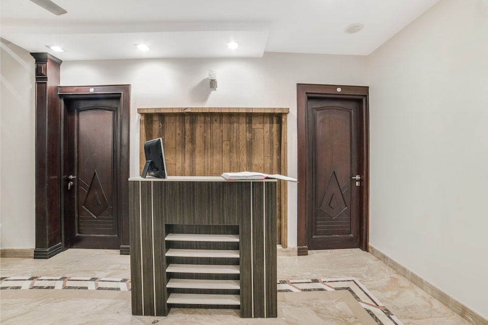 OYO 14231 Santosh Residency, Anand Vihar Delhi, Delhi