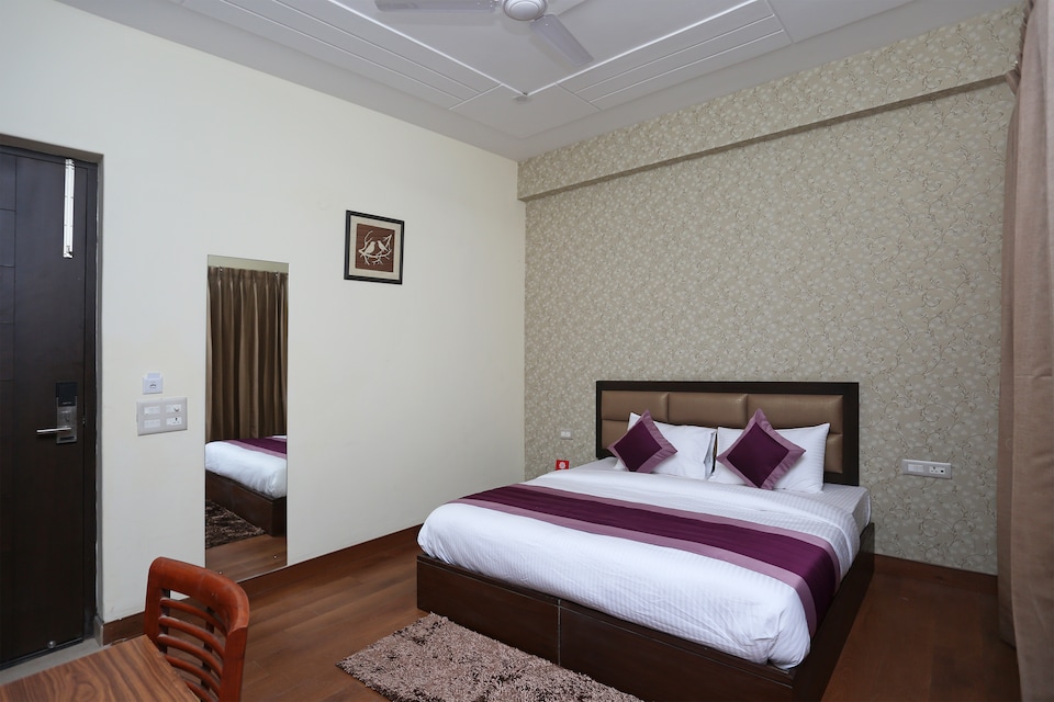 Capital O 14259 Pine Grove, Medanta, Gurgaon