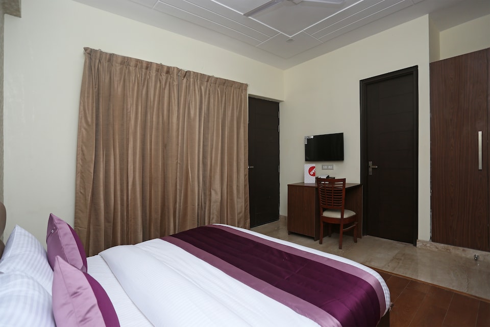 Capital O 14259 Pine Grove, Medanta, Gurgaon
