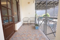 Palette Homes Ribera Riverside Retreat, Maldevta
