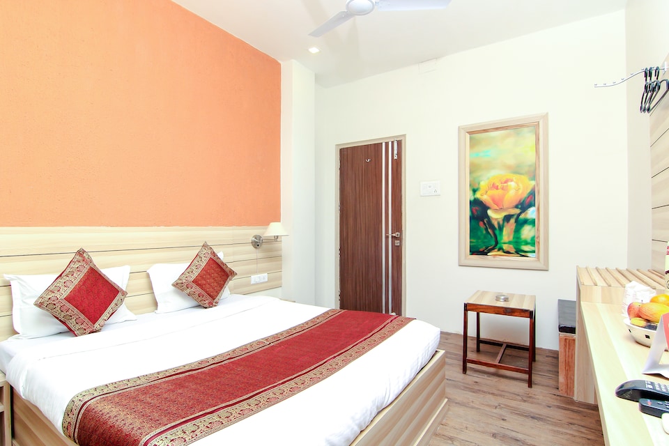 OYO 14292 Balaji International, Lanka, Varanasi