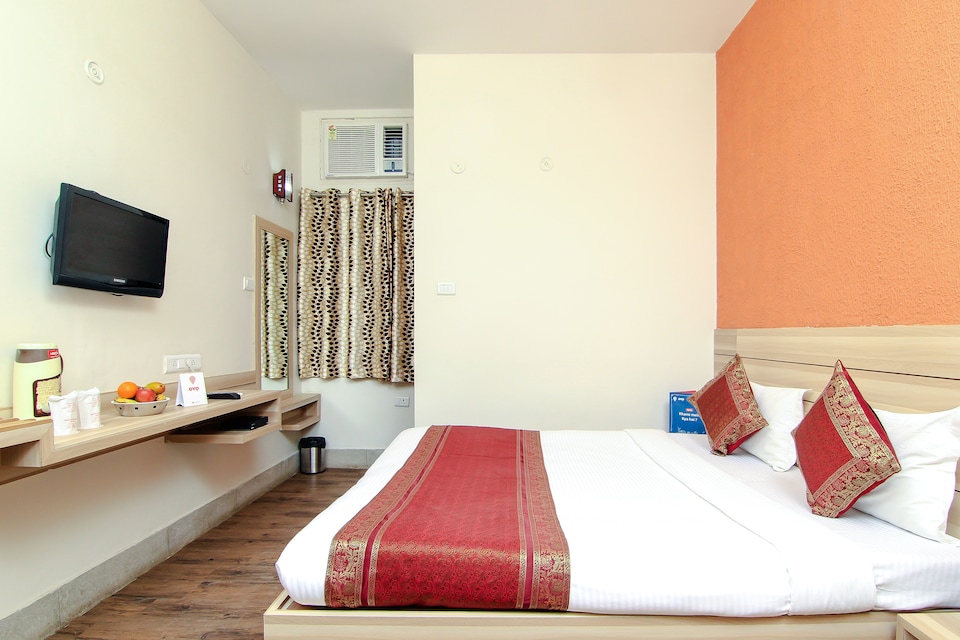 OYO 14292 Balaji International, Lanka, Varanasi