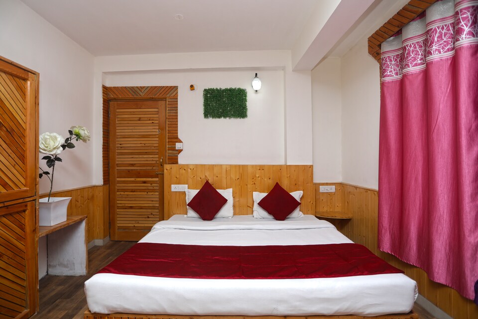 OYO Home 14302 Mount View Stay, Naggar Road, Manali