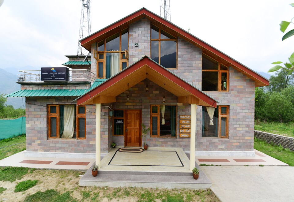 OYO Home 14303 Farm View Stay, Naggar Road, Manali