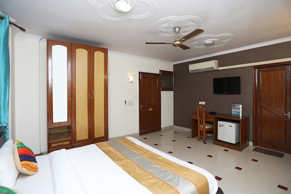 OYO 14306 Hotel The Tavern, Cyber City, Gurgaon